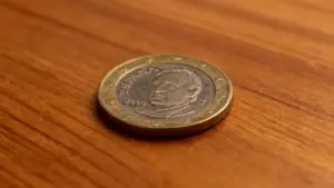 Moneta da 1 euro spagnola del 2010 su una superficie in legno