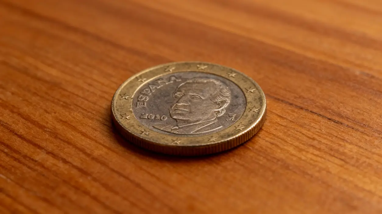 Moneta da 1 euro spagnola del 2010 su una superficie in legno
