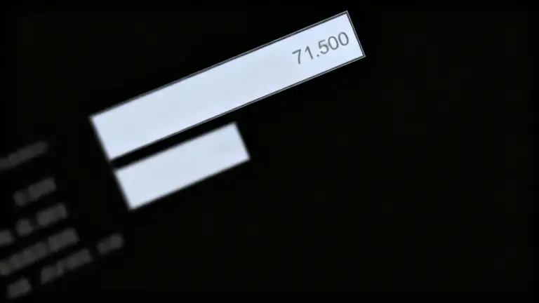 Dettaglio di uno schermo con cifra 71.500 evidenziata su sfondo nero