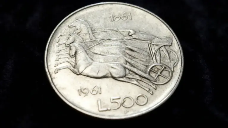 Vecchia moneta da 500 lire d’argento con figura di quadriga su sfondo scuro